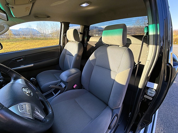 Toyota HiLux 23 of 30