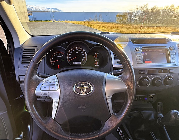 Toyota HiLux 27 of 30