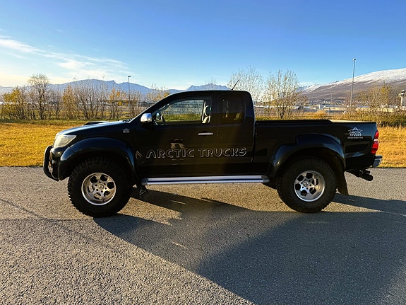 Toyota HiLux 2 of 30