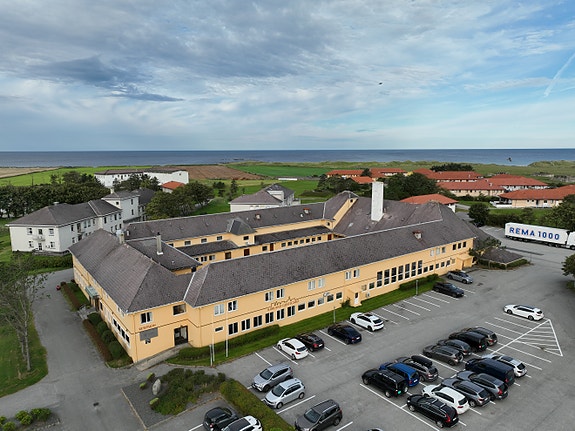 På Nærland i Hå kommune møter det åpne jærlandskapet havet. Her ligger klinikken i rolige omgivelser, med frodige åkre og vakre strender like ved