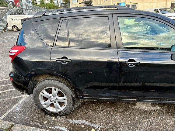 Toyota RAV4 4 of 18