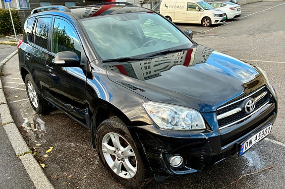 Toyota RAV4 2 of 18