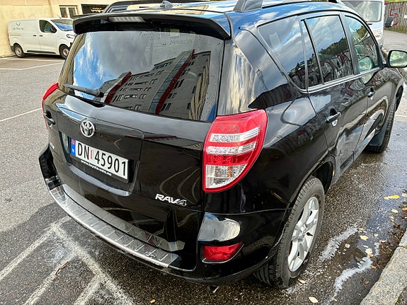 Toyota RAV4 8 of 18