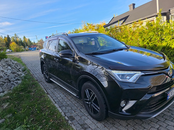 Toyota RAV4 2 of 18