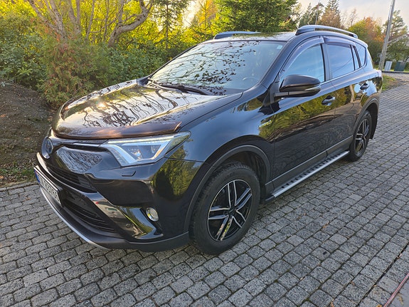 Toyota RAV4 3 of 18