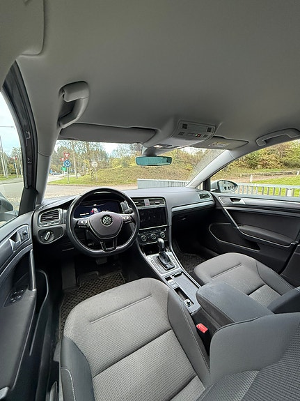 Volkswagen e-Golf VII 11 of 26