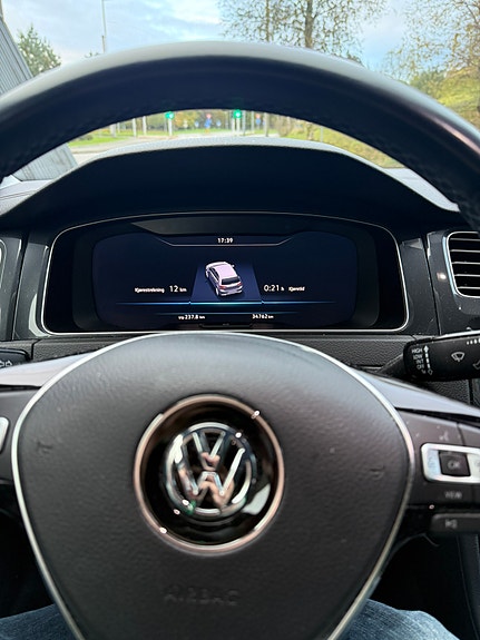 Volkswagen e-Golf VII 12 of 26