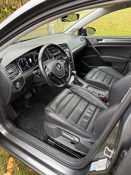 Volkswagen e-Golf VII 10 of 22