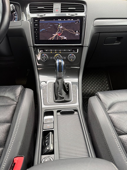 Volkswagen e-Golf VII 13 of 22