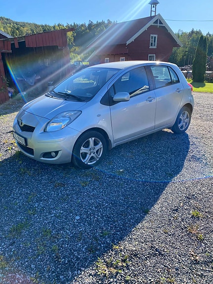 Toyota Yaris 4 of 5