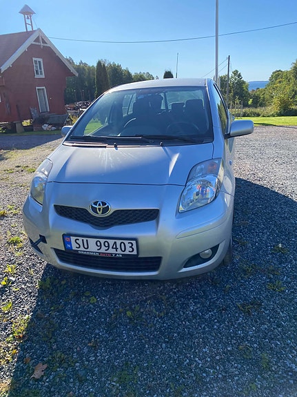 Toyota Yaris 2 of 5