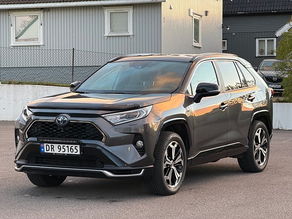 Toyota RAV4 Plug-in Hybrid 2 of 30