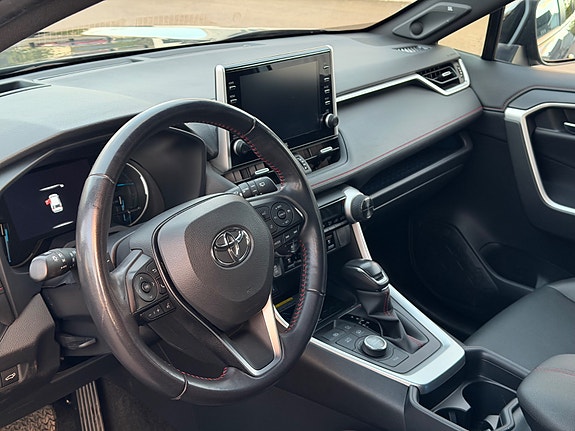 Toyota RAV4 Plug-in Hybrid 18 of 30