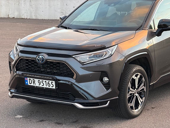 Toyota RAV4 Plug-in Hybrid 3 of 30