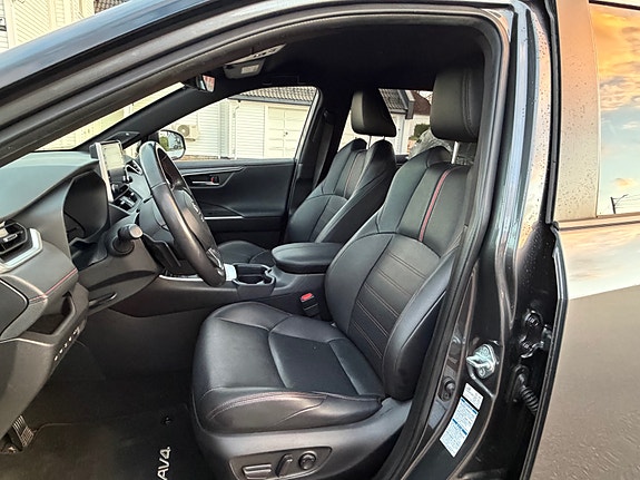Toyota RAV4 Plug-in Hybrid 16 of 30