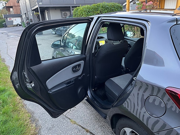 Toyota Yaris 9 of 16