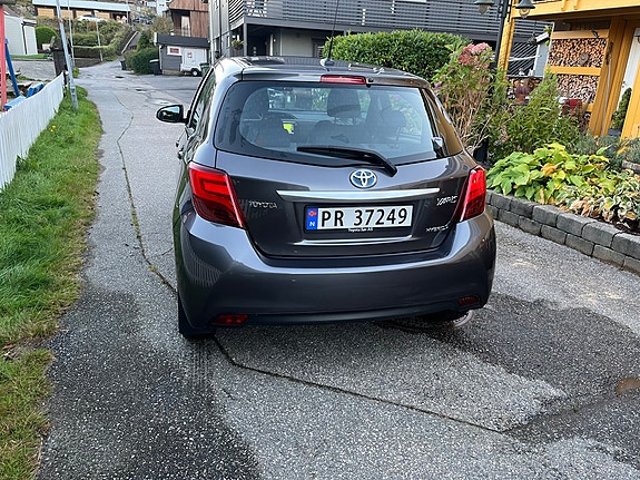 Toyota Yaris 10 of 16