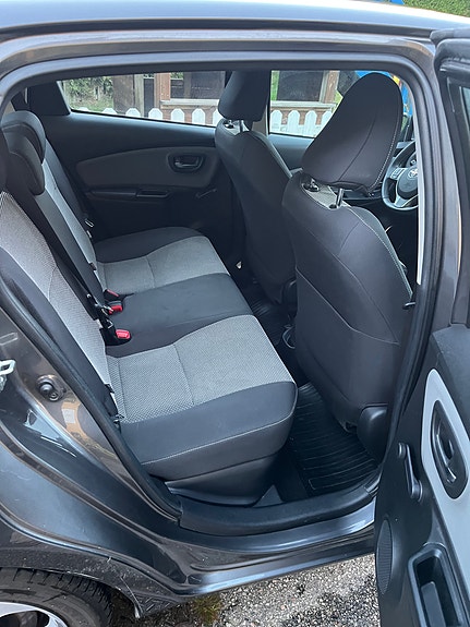 Toyota Yaris 8 of 16