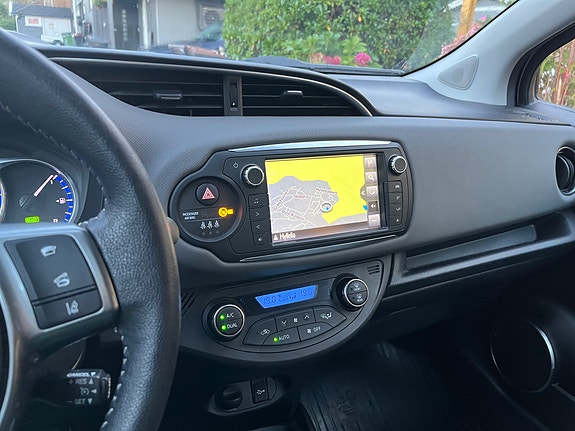 Toyota Yaris 5 of 16