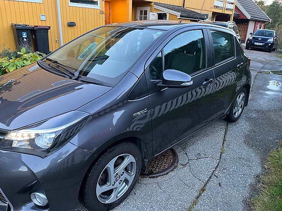 Toyota Yaris 13 of 16