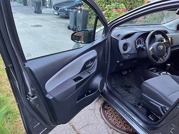 Toyota Yaris 12 of 16