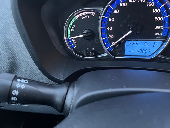 Toyota Yaris 4 of 16