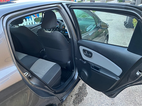 Toyota Yaris 7 of 16