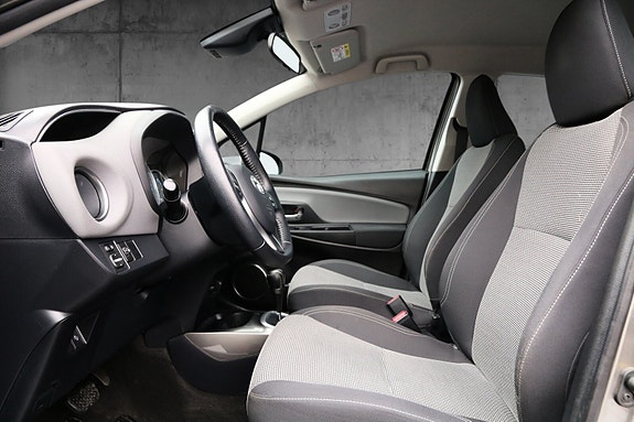Toyota Yaris 8 of 18
