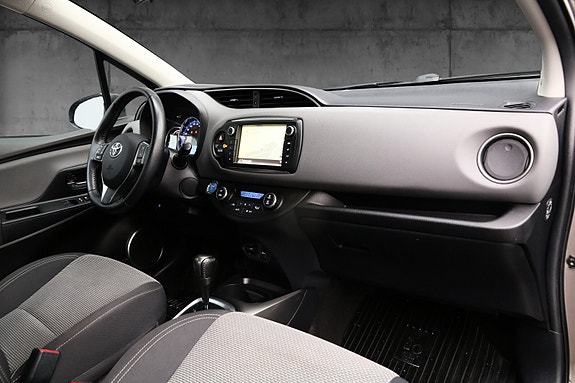 Toyota Yaris 13 of 18