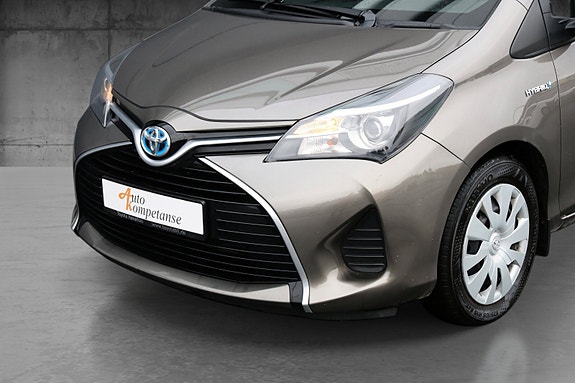 Toyota Yaris 2 of 18