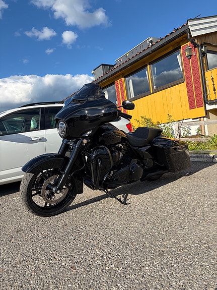 Harley-Davidson FLHXS Street Glide Special 4 of 9