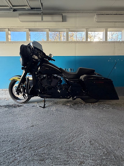 Harley-Davidson FLHXS Street Glide Special 7 of 9