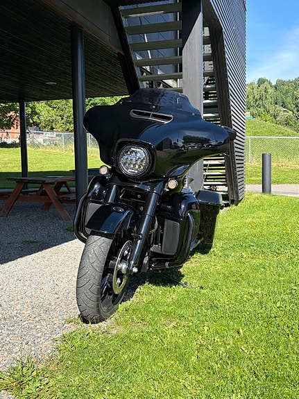 Harley-Davidson FLHXS Street Glide Special 2 of 9