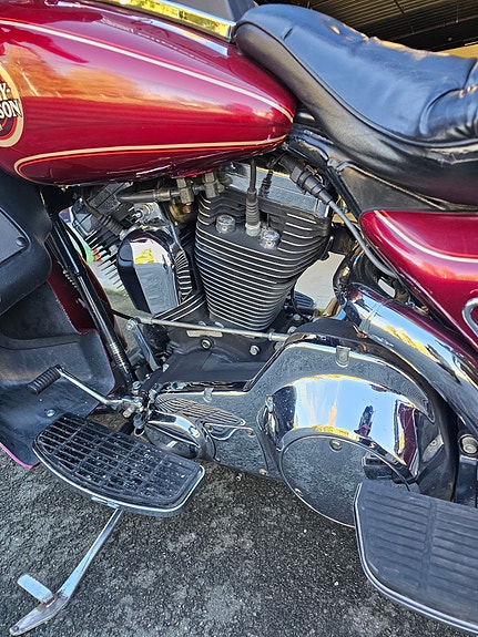 Harley-Davidson FLHTCU Ultra Classic Electra Glide 11 of 14