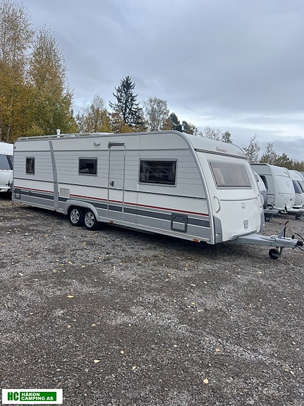 Cabby 800+ caienna med dobbeltseng, midtsittergruppe og stor rundsitter i front 2 of 18