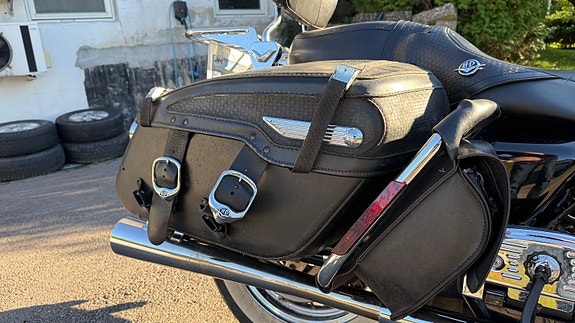 Harley-Davidson FLHRC Road King Classic 14 of 21