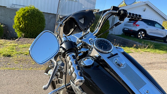 Harley-Davidson FLHRC Road King Classic 9 of 21