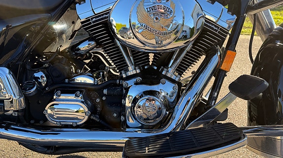 Harley-Davidson FLHRC Road King Classic 12 of 21