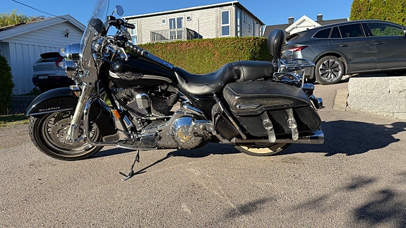 Harley-Davidson FLHRC Road King Classic 2 of 21