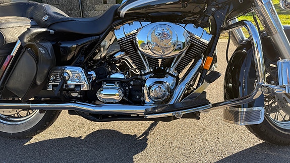 Harley-Davidson FLHRC Road King Classic 11 of 21