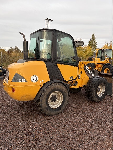Volvo L25B / 2 Skuffer / Gafflar 2 of 6