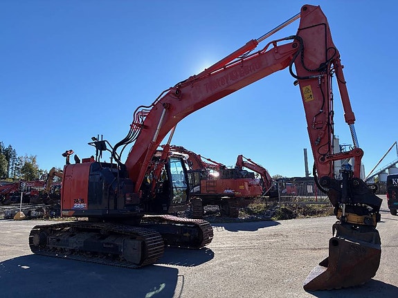 Hitachi ZX225USLC-6 6 of 9