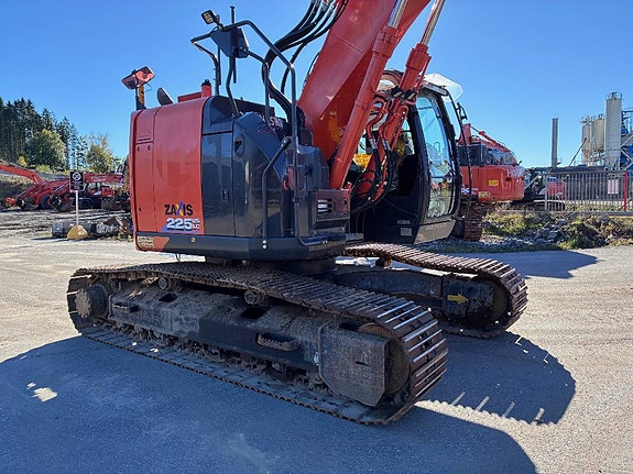 Hitachi ZX225USLC-6 4 of 9