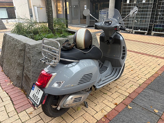 Vespa GTS 300 Super Tech 2 of 2