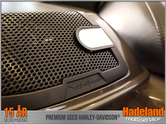 Harley-Davidson FLHXSE / CVO Street Glide 15 of 25