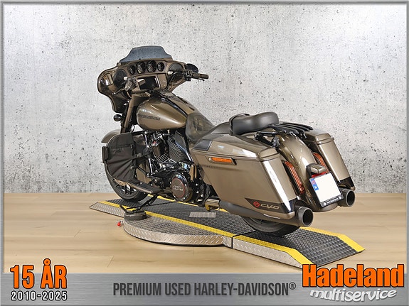 Harley-Davidson FLHXSE / CVO Street Glide 6 of 25