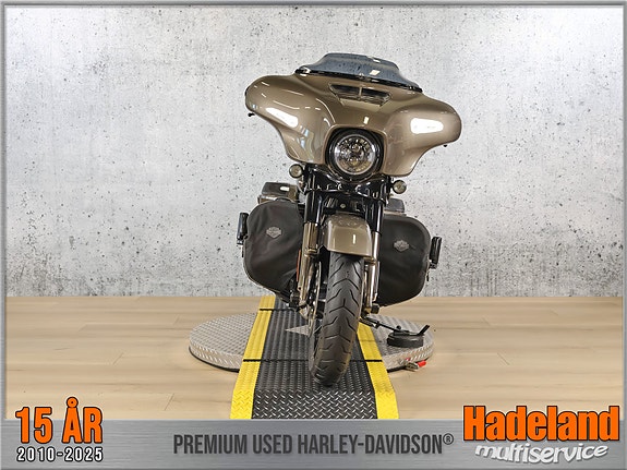 Harley-Davidson FLHXSE / CVO Street Glide 3 of 25