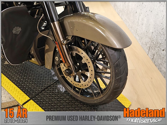 Harley-Davidson FLHXSE / CVO Street Glide 23 of 25