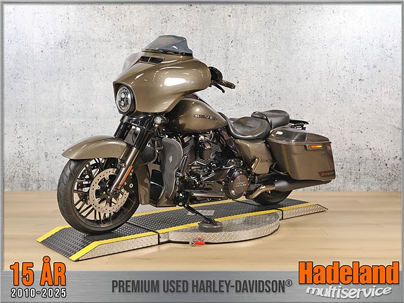 Harley-Davidson FLHXSE / CVO Street Glide 4 of 25