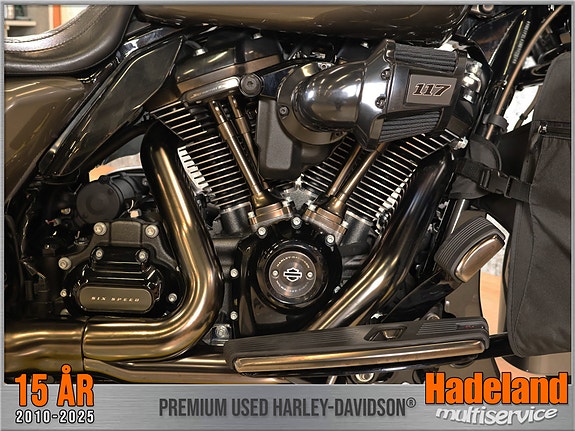 Harley-Davidson FLHXSE / CVO Street Glide 12 of 25